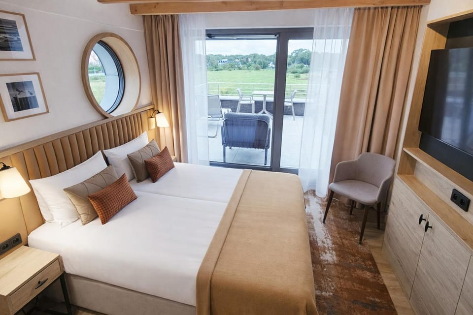 Bed, Living room, Photo of the whole room, Seating area, Bedroom