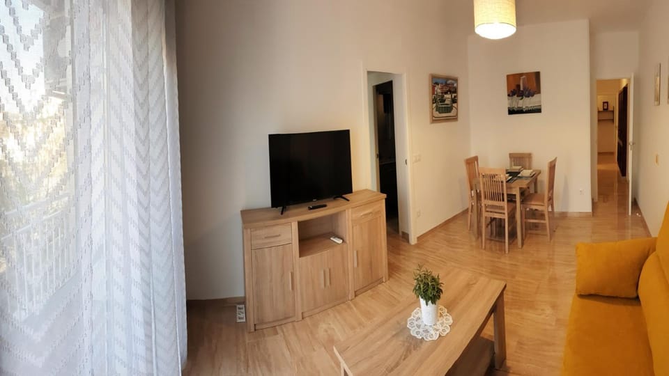 TV and multimedia, Seating area, Dining area