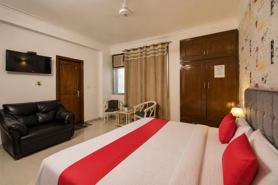 Hotel Silver Leaf, Noida Bed and Breakfast in Noida