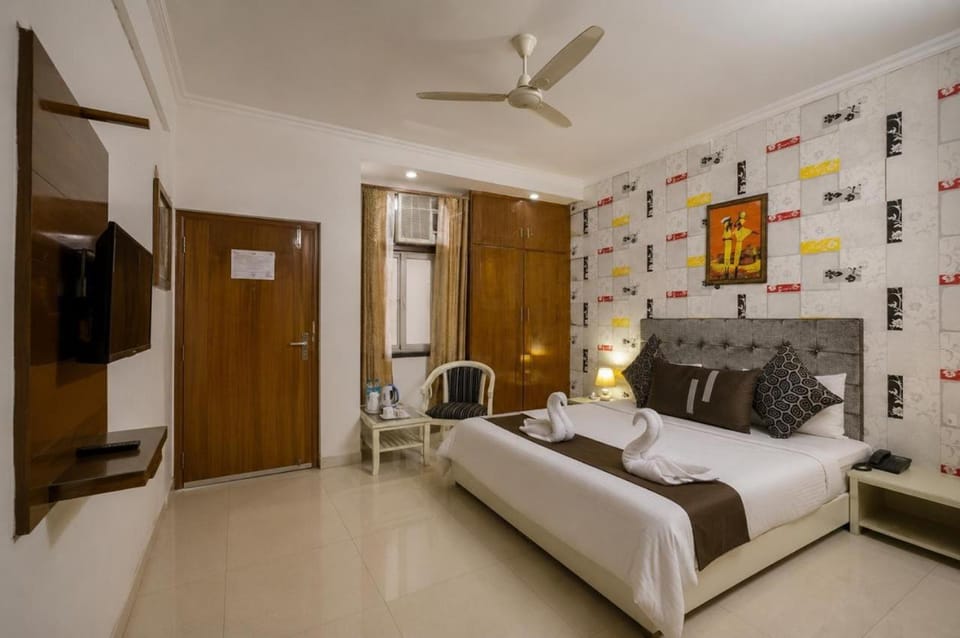 Hotel Silver Leaf, Noida Bed and Breakfast in Noida