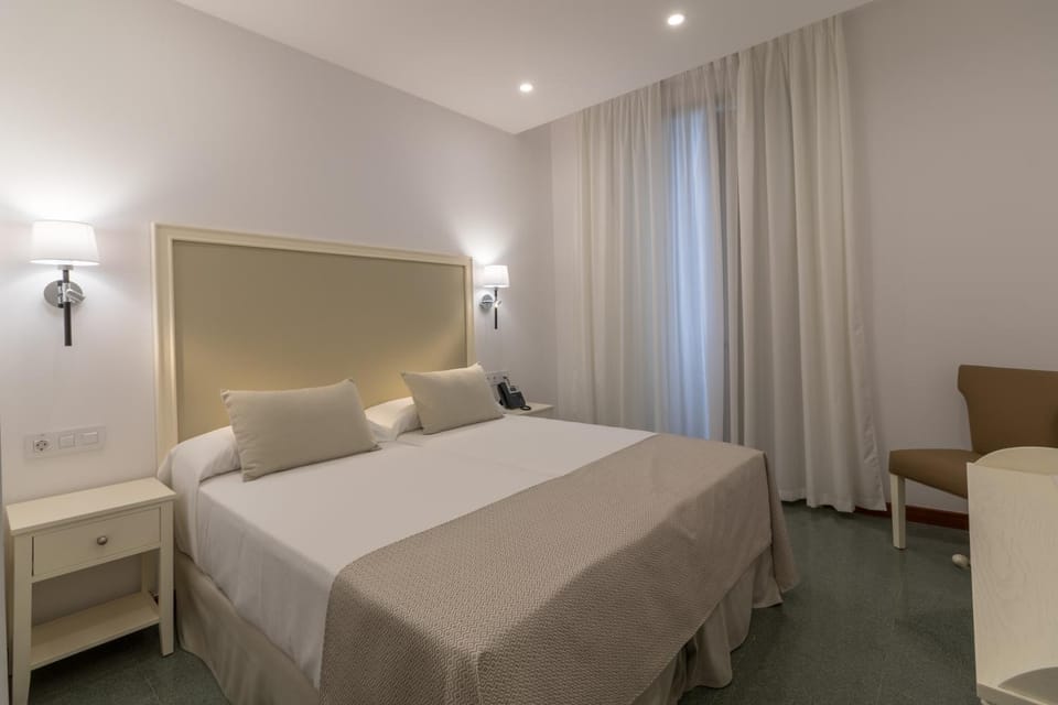 Bed, TV and multimedia, Living room, Photo of the whole room, Bedroom