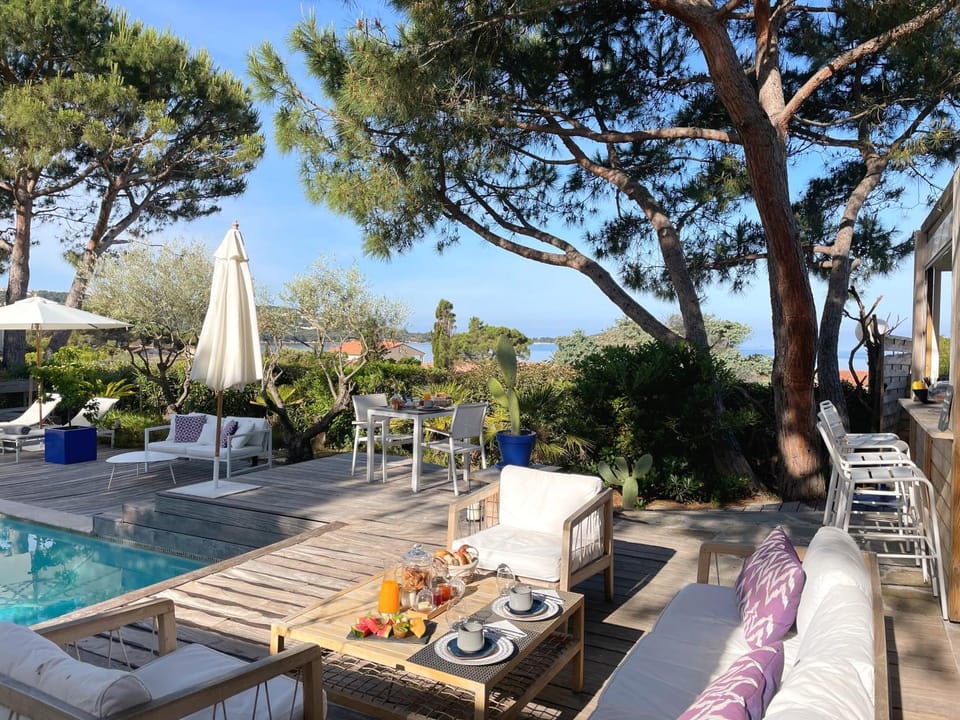Swimming pool, Breakfast