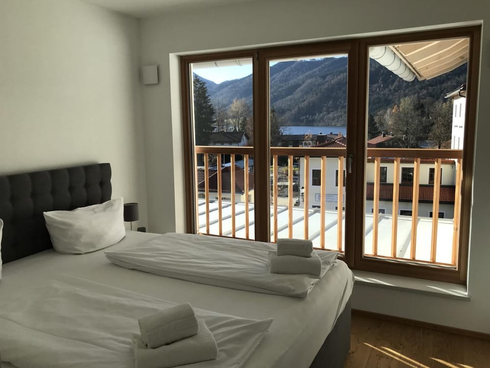 Bedroom, Lake view, Mountain view