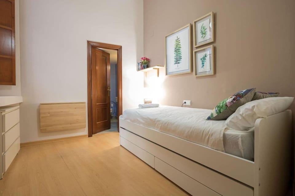 Bed, Photo of the whole room
