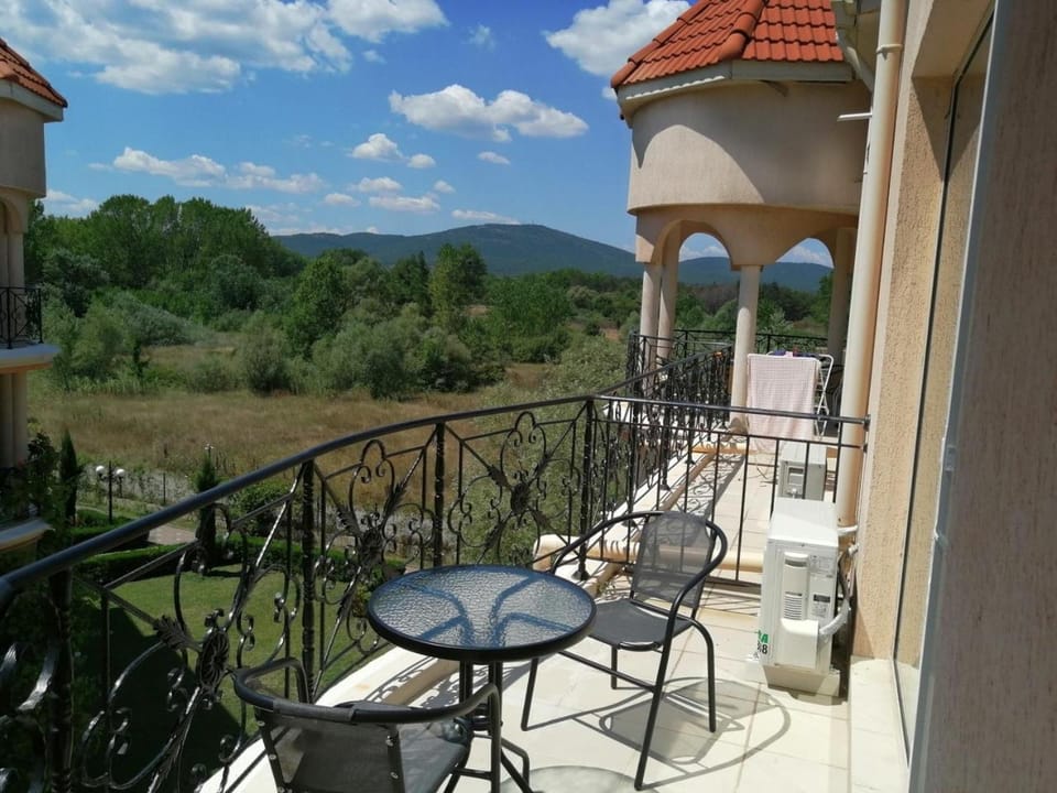 Balcony/Terrace, Mountain view
