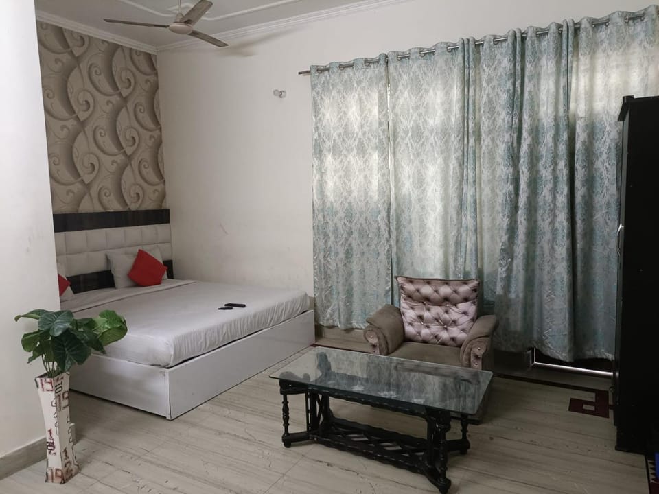 Bed, Photo of the whole room, Seating area, Bedroom