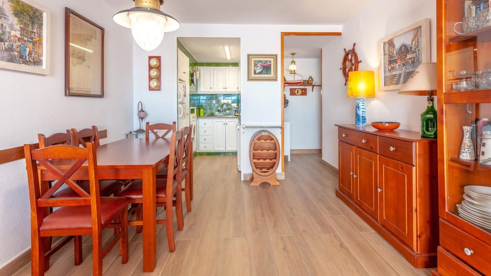 Kitchen or kitchenette, Dining area