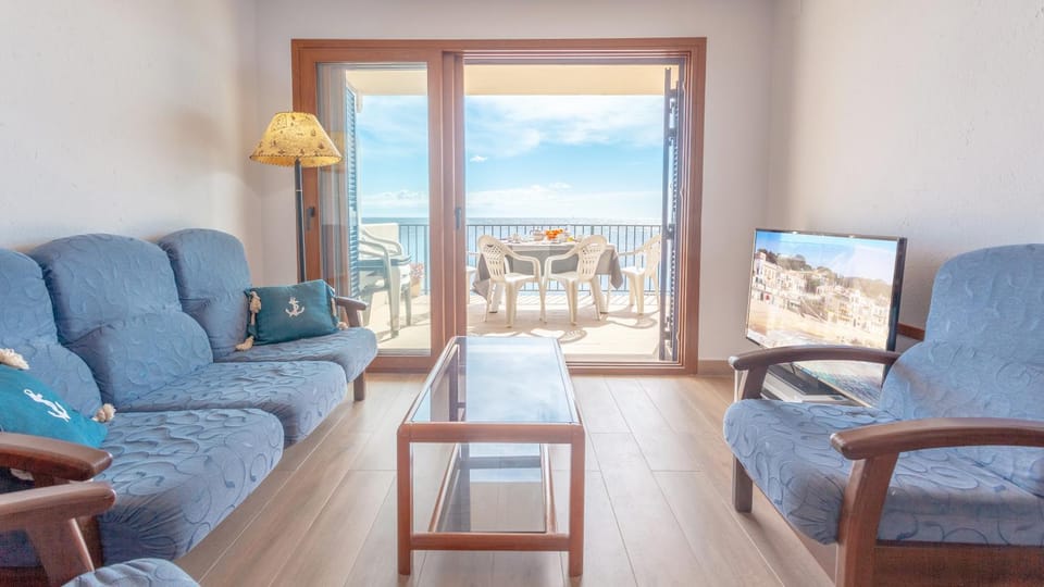 View (from property/room), Balcony/Terrace, Living room, Seating area, Dining area, Sea view, Area and facilities