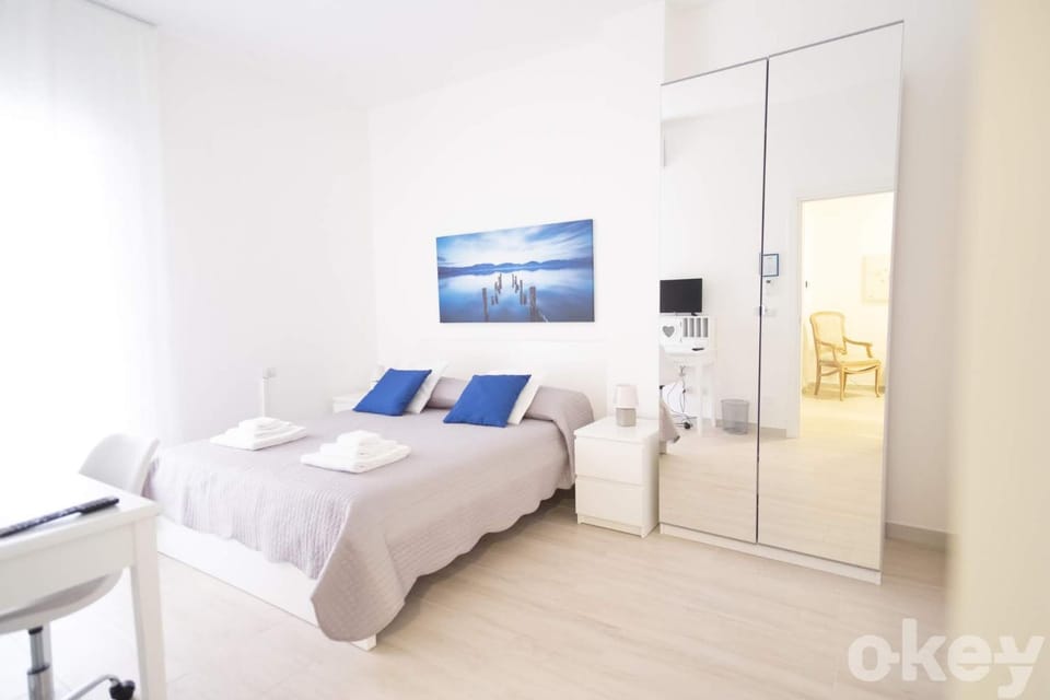 Bed, TV and multimedia, Photo of the whole room, Bedroom, wardrobe