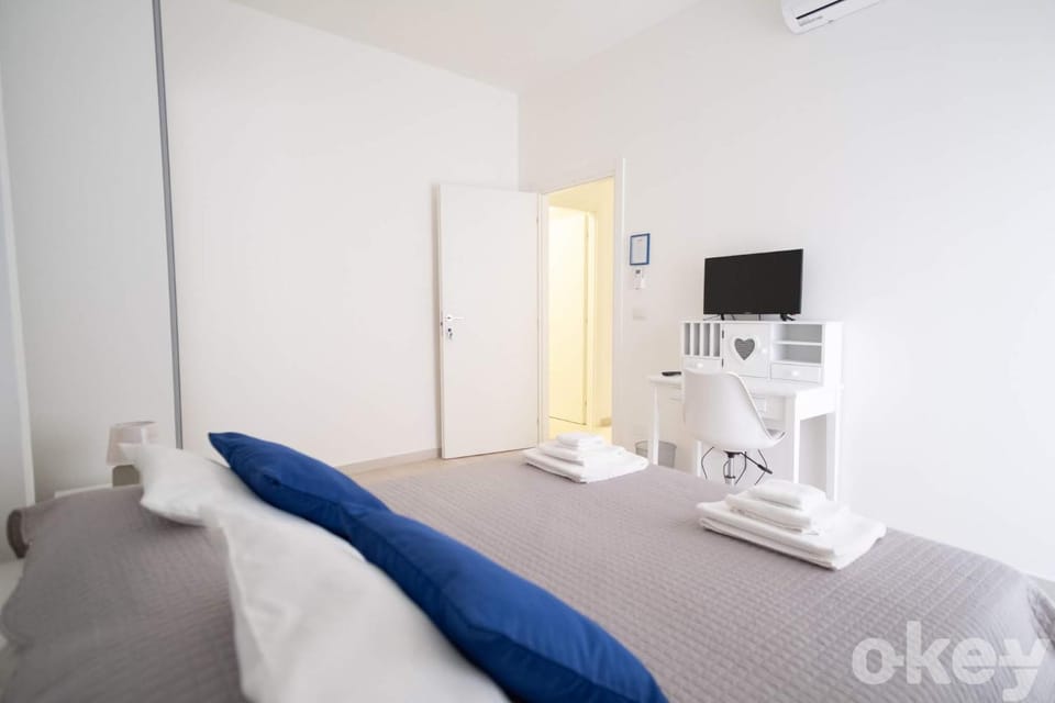 Bed, TV and multimedia, Photo of the whole room, Bedroom, towels