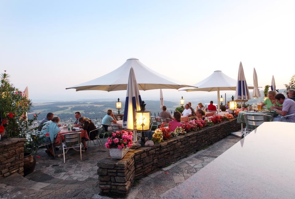 Restaurant/places to eat, Balcony/Terrace
