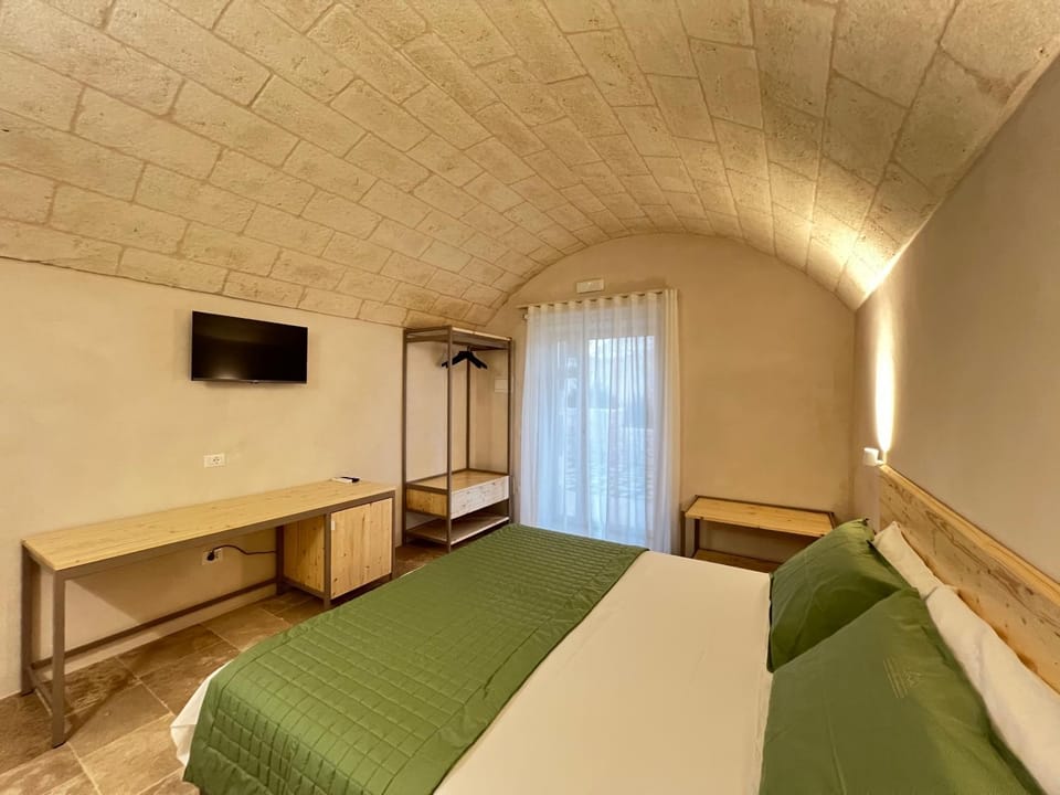 Bed, TV and multimedia, Bedroom