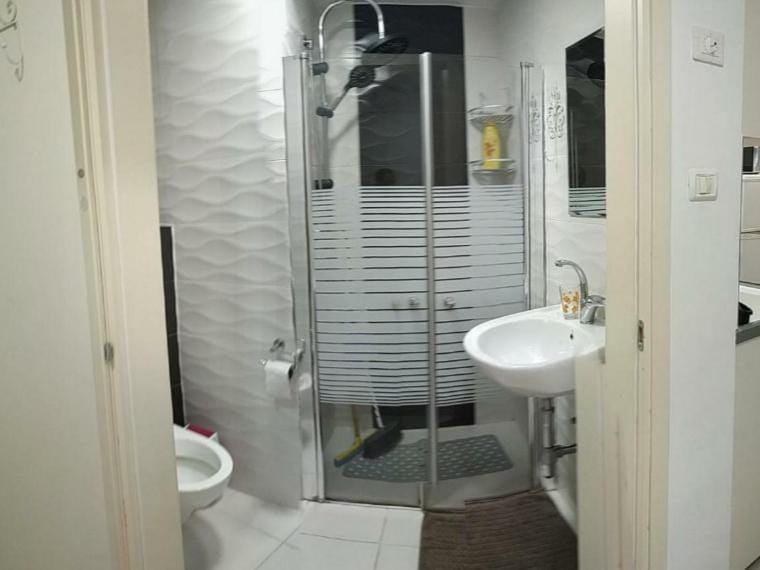 Shower, Toilet