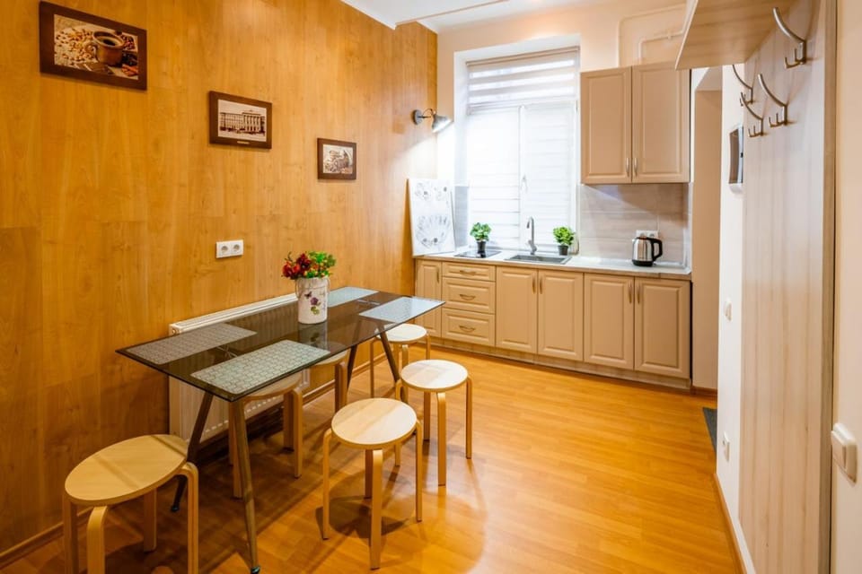 Kitchen or kitchenette, Dining area