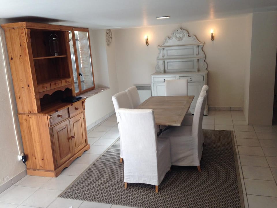 Photo of the whole room, Dining area