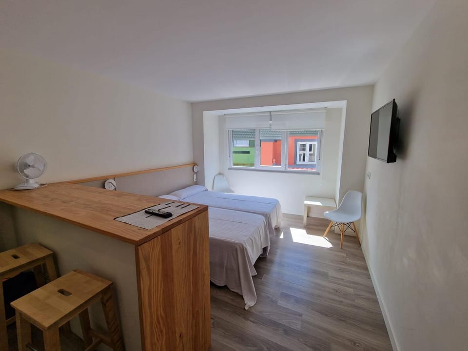 Bed, TV and multimedia, Photo of the whole room, Bedroom, City view, Street view