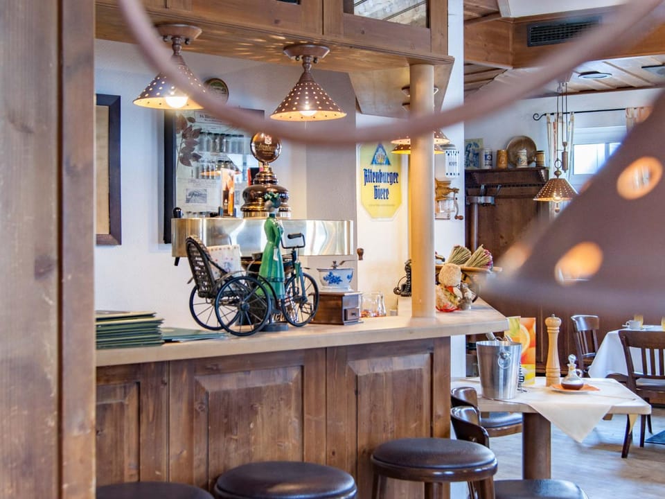 Restaurant/places to eat, Lounge or bar