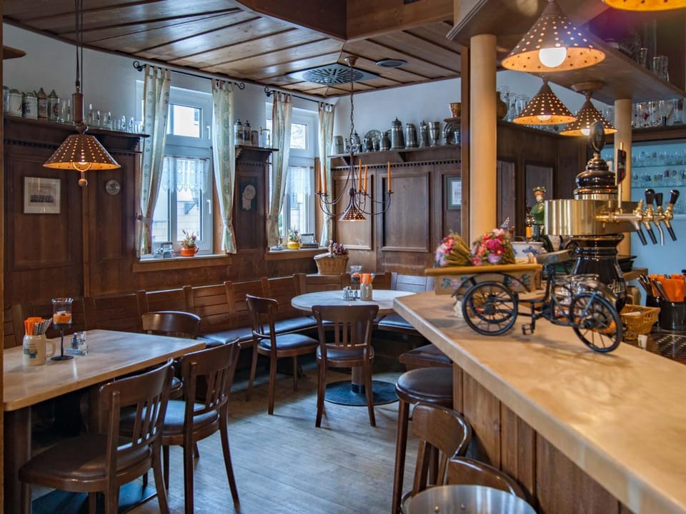 Restaurant/places to eat, Lounge or bar, Lounge or bar, Food and drinks