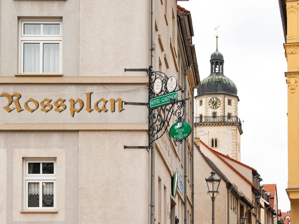 Property building, Nearby landmark, Property logo or sign, Neighbourhood