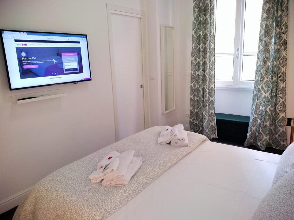 Bed, TV and multimedia, Bedroom