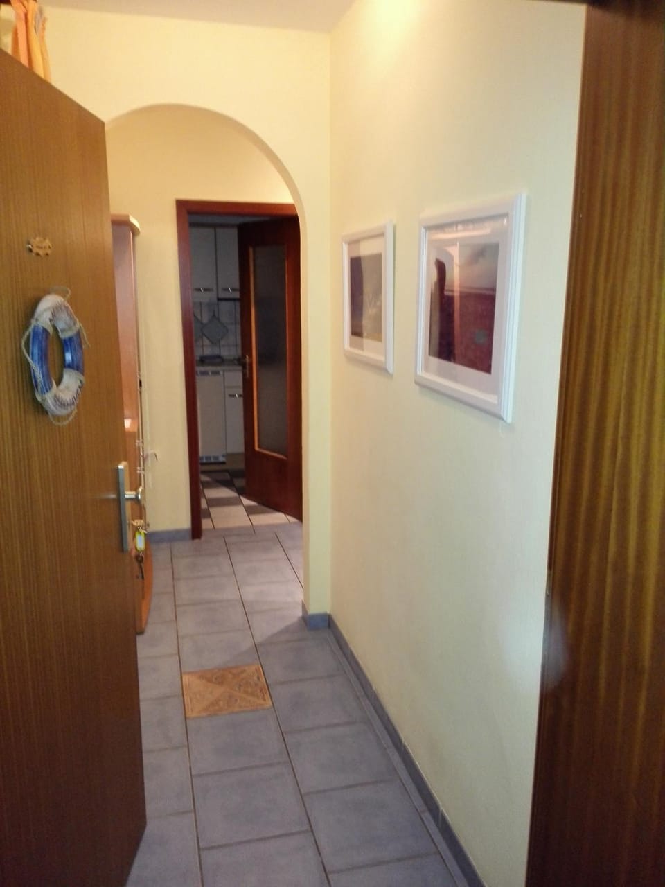 Photo of the whole room, Decorative detail