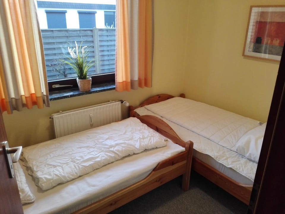 Bed, Photo of the whole room, Decorative detail, Bedroom