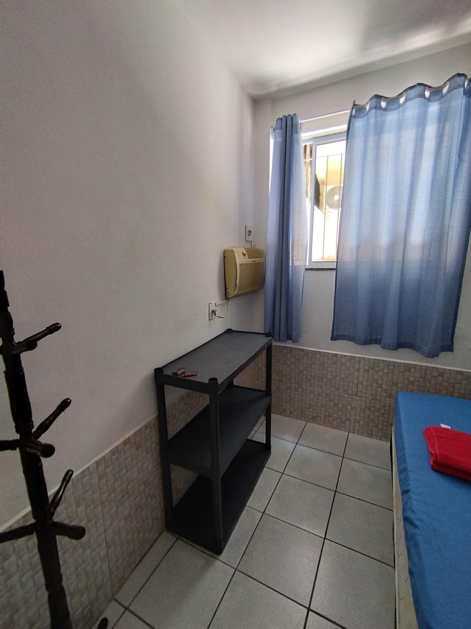 Seu Apto Praia da Costa 2 Sala Quarto Banheiro 1 Cama casal e 2 Camas Solteiro Econômico Local Excelente Ar Cond Frigobar Microondas Tv Todo Seu Centro Apartment in Vila Velha