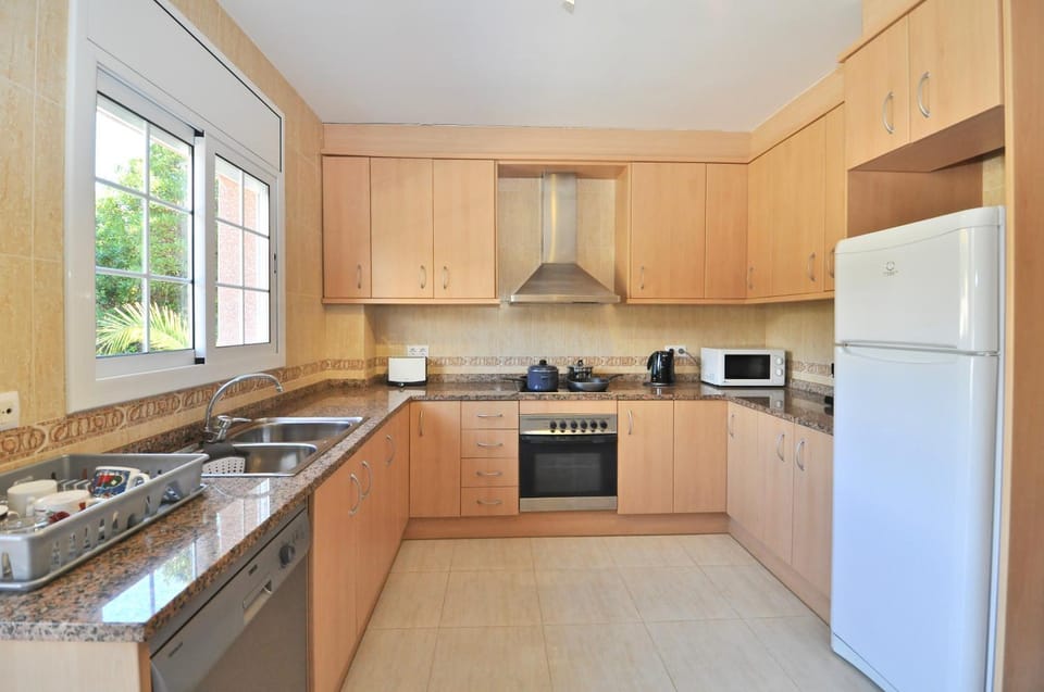 Kitchen or kitchenette, Communal kitchen