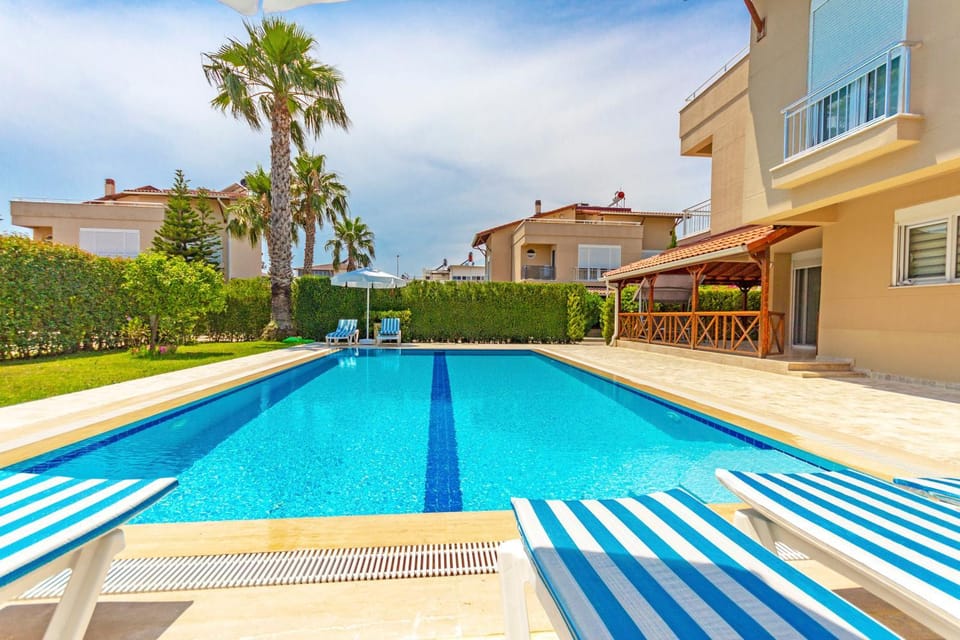 Property building, Day, Pool view, Swimming pool, Swimming pool, sunbed