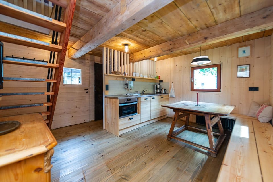 Kitchen or kitchenette, Dining area