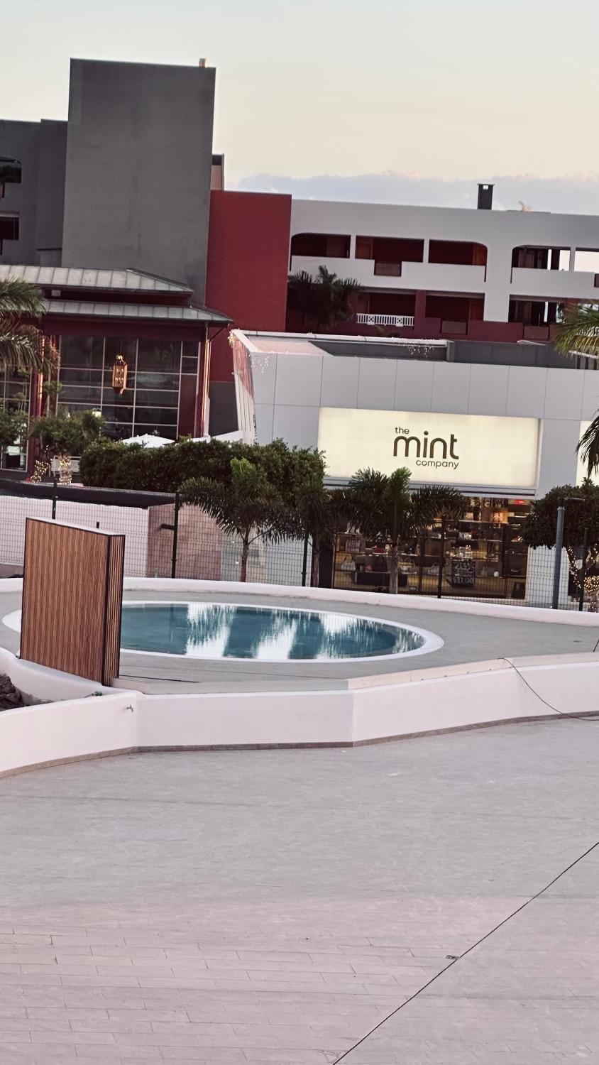 Property building, Day, Pool view, Swimming pool, Swimming pool