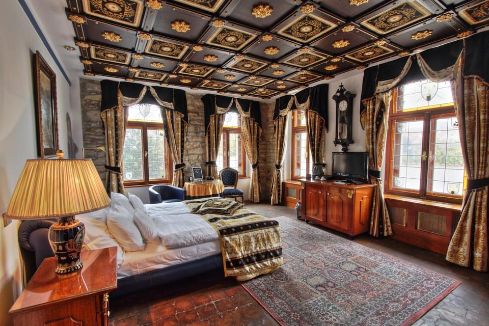 Photo of the whole room, City view
