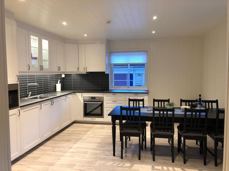 Kitchen or kitchenette, Dining area, dishwasher, minibar, pet friendly, stove