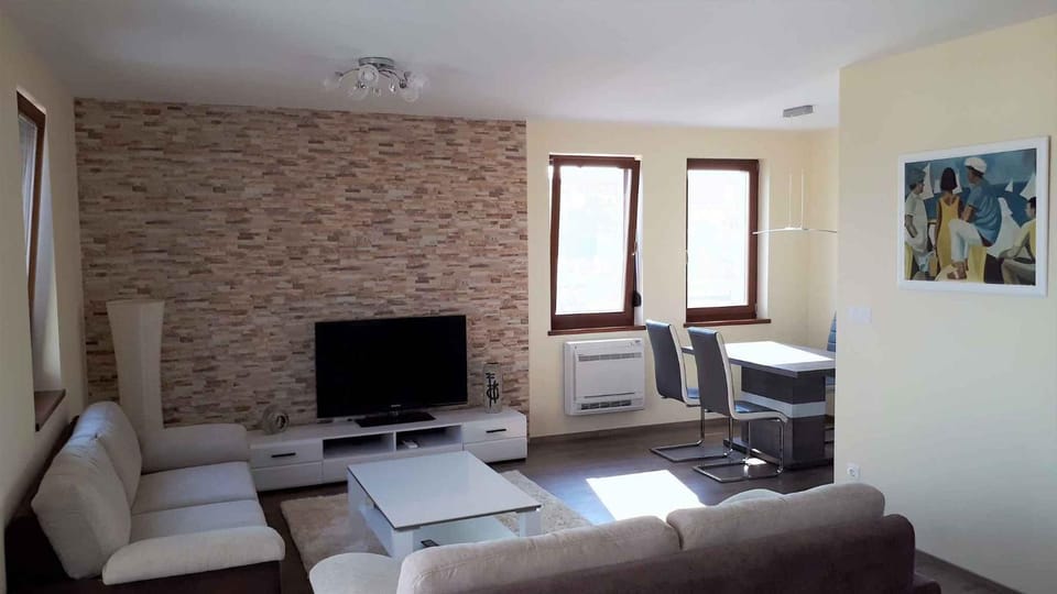 TV and multimedia, Seating area, Dining area