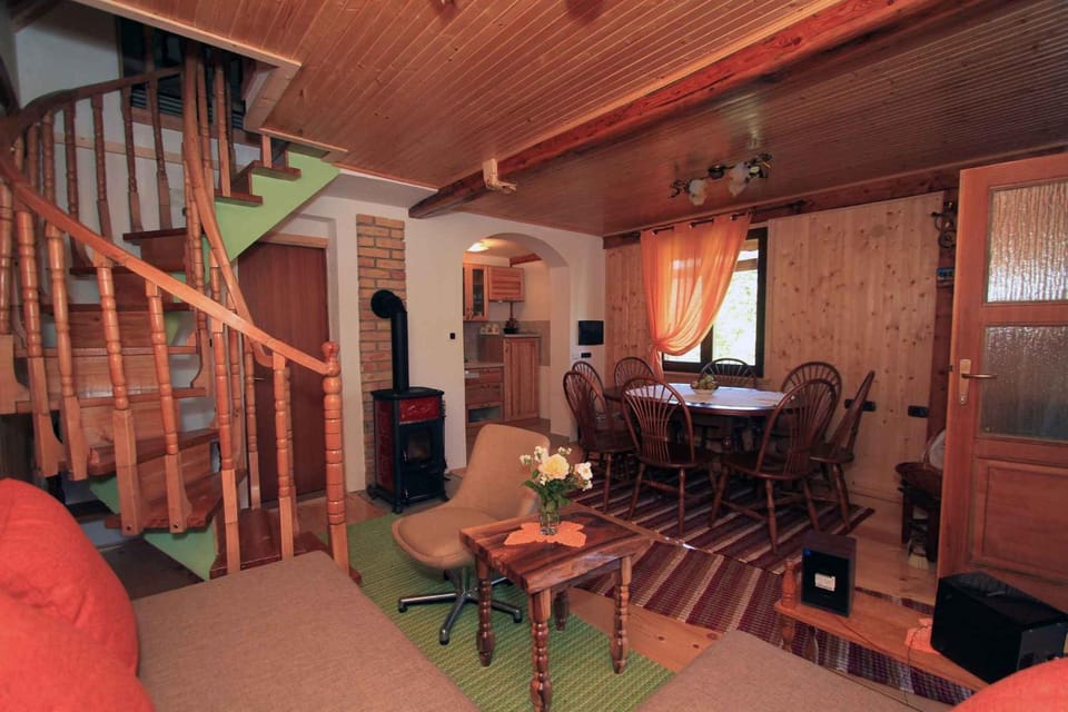 Seating area, Dining area, fireplace