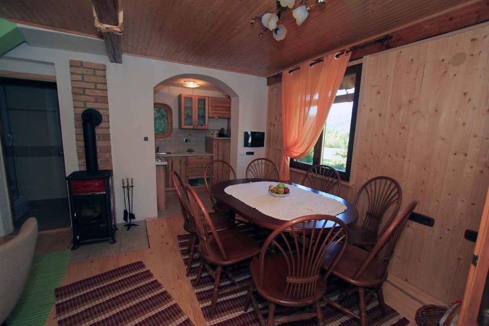 Kitchen or kitchenette, Dining area, fireplace