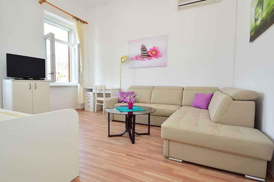 TV and multimedia, Seating area