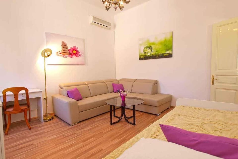 Bed, Seating area, air conditioner