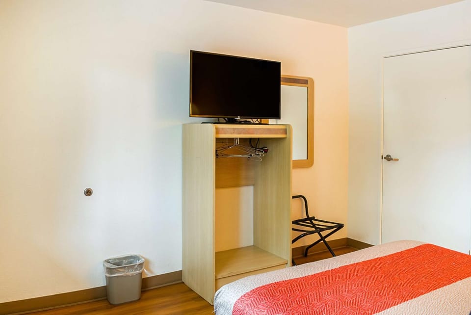 TV and multimedia, Bedroom, On site