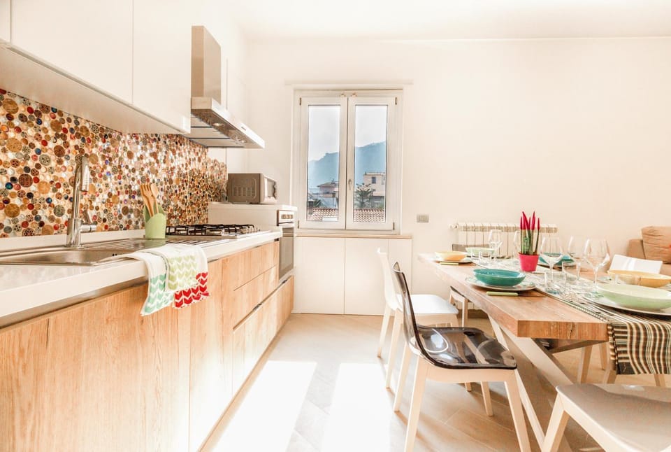 Coffee/tea facilities, Kitchen or kitchenette, Dining area, Street view, dishwasher, locker, minibar, air conditioner