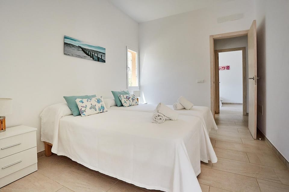 Photo of the whole room, Bedroom, towels