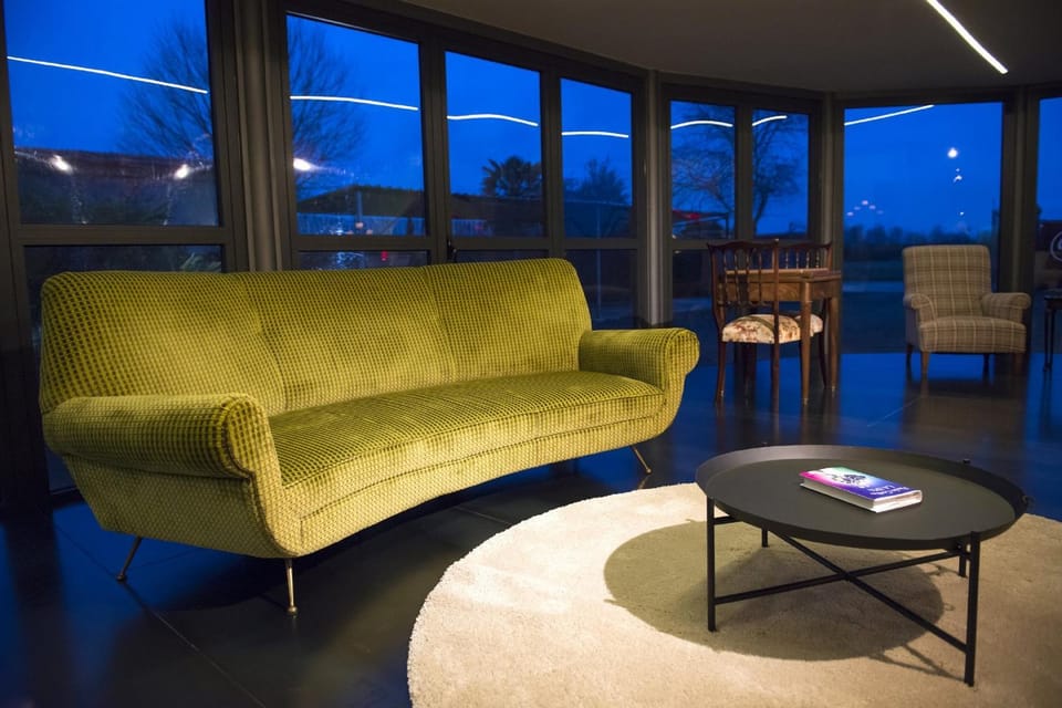 Communal lounge/ TV room