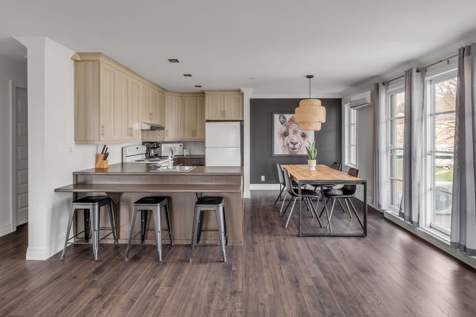 Kitchen or kitchenette, Dining area