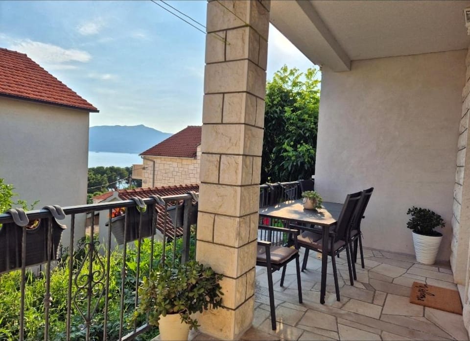 Spacious apartment Ita - near beach (terrace, sea view) Apartment in Split-Dalmatia County