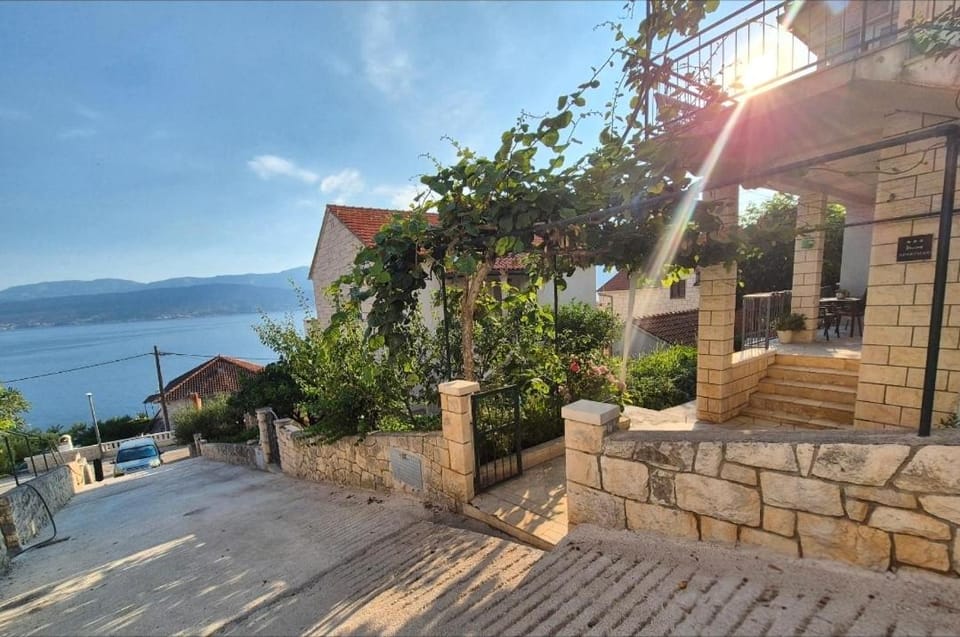 Spacious apartment Ita - near beach (terrace, sea view) Apartment in Split-Dalmatia County