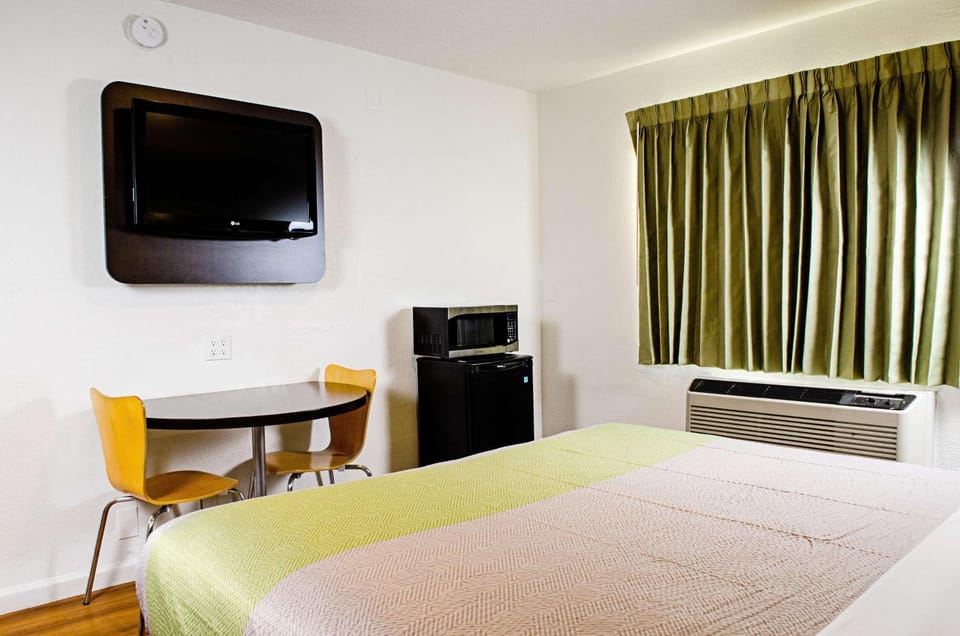 TV and multimedia, Seating area, Bedroom