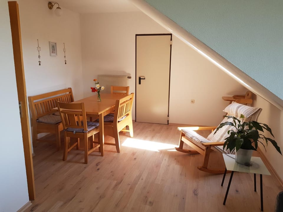 Seating area, Dining area