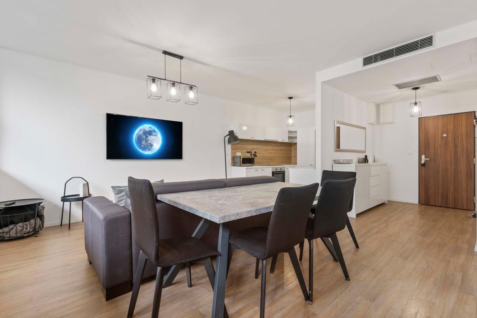 Communal lounge/ TV room, Kitchen or kitchenette, Living room, Seating area, Dining area, Evening entertainment, minibar, oven, pet friendly, stove, air conditioner