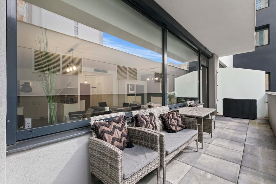 Day, Balcony/Terrace, Seating area, Dining area
