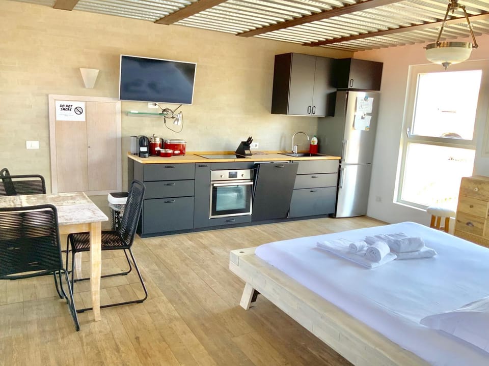 Kitchen or kitchenette, Dining area, Communal kitchen, bunk bed